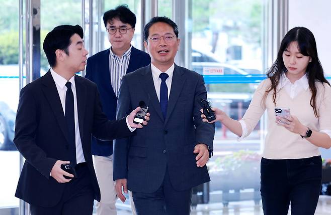 김승원(가운데) 법무부 장관 후보자가 10일 서울 종로구 적선현대빌딩에 마련된 인사청문회 준비 사무실로 출근하고 있다. 뉴스1