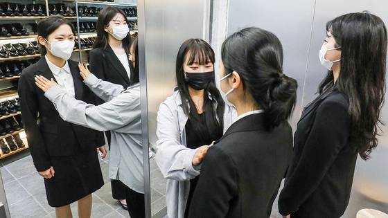 2023년 서울 서대문구 정장 대여업체에서 취업준비생들이 면접정장 무료 대여 '취업날개 서비스'를 통해 면접정장을 살펴보는 모습. 뉴스1
