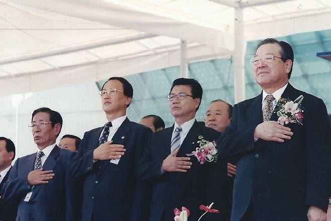1999년, ‘관광엑스포(속초)개막식에서 국민의례를 하고 있다. 사진 왼쪽부터 최각규 전 지사, 허천 국회의원, 김진선 지사, 김종필 총리의 모습.