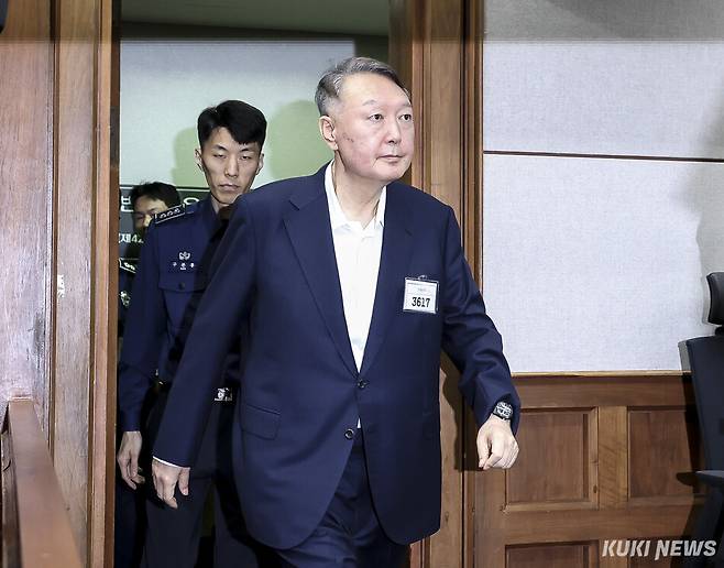 지난해 9월26일 윤석열 전 대통령이 서울 서초구 서울중앙지방법원에서 열린 재판에 출석하고 있다. 사진공동취재단