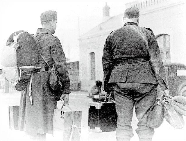 1940년 12월 프랑스에 주둔하다 귀국길에 오른 독일 병사들. 나치는 해외 점령지에서 직접 들고 갈 수 있는 한 무엇이든 가져갈 수 있도록 했다. 독일연방 기록보관소