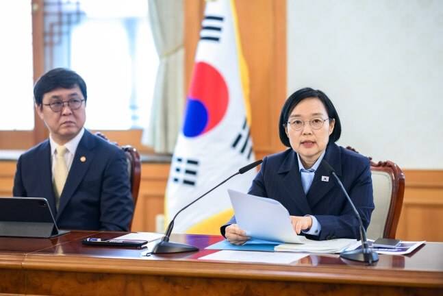 ▲ 한성숙 국무총리(오른쪽)와 최휘영 문체부 장관. 정부는 지난 4일 '스포츠 정책비전 2030'의 13개 핵심과제 가운데 하나로 '밝은 곳에서 당당하게 즐기는 스포츠토토'를 제시했다. ⓒ문체부