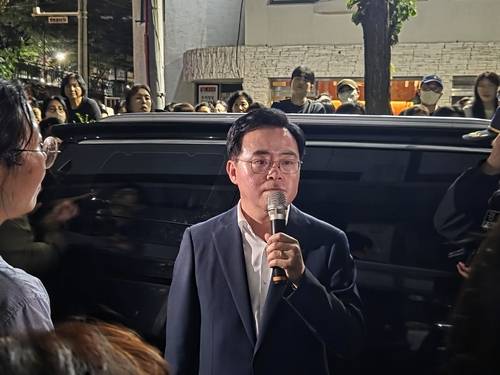 2시간여 대치 끝 관용차에서 내려 발언하는 진교훈 구청장 (서울=연합뉴스) 오진송 기자 = 11일 서울 강서구 염경중학교에서 열린 염창공원 공공주택지구 지정 주민설명회에서 진교훈 강서구청장이 2시간여 대치 끝에 관용차에서 내려 주민들에게 입장을 밝히고 있다. 2026.9.11 dindong@yna.co.kr