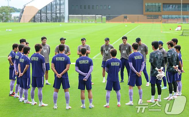 이민성 2026 아이치·나고야 아시안게임 축구대표팀 감독이 1일 충남 천안시 코리아풋볼파크에서 선수들과 대화하고 있다. 2026.9.1 ⓒ 뉴스1 김도우 기자