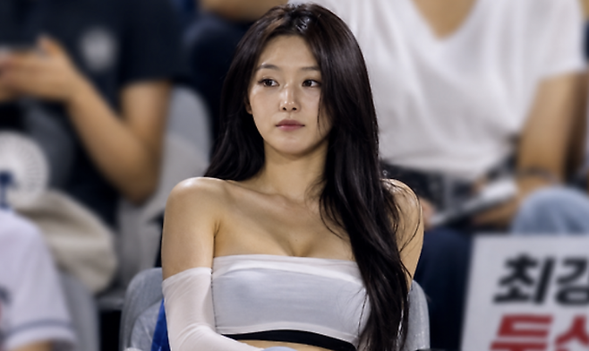 '야구장 여신'으로 화제가 된 AI 이미지