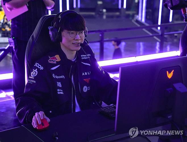 장비 세팅하는 '페이커' 이상혁 (서울=연합뉴스) 김주환 기자 = T1 '페이커' 이상혁이 12일 서울 송파구 KSPO돔에서 열린 2026 LCK 플레이오프 결승 진출전 시작 전 장비를 점검하고 있다. 2026.9.12 jujuk@yna.co.kr