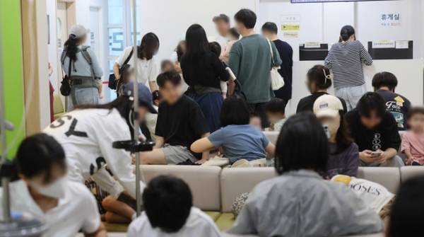 독감이 유행하는 가운데 13일 한 소아청소년과 전문병원이 환자와 보호자로 붐비고 있다. /연합뉴스