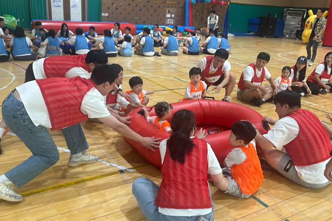 12일 전남광주통합특별시 동구청소년수련관 체육관에서 열린 '아빠는 육아왕 함께 즐겨요! 가족 운동회'에서 아빠와 아이들이 대형 튜브를 밀며 놀이를 즐기고 있다. 제진아 인턴기자
