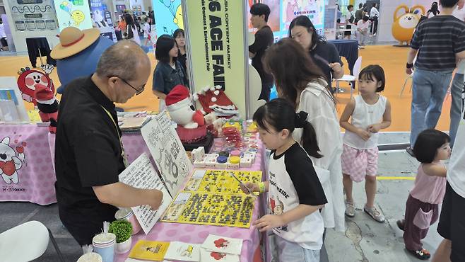 지난 12일 전남광주통합특별시 서구 김대중컨벤션센터에서 열린 '2026 에이스페어'에서 한 어린이가 '꽝 없는 랜덤뽑기'를 하고 있다. /박준호 기자 bjh@namdonews.com