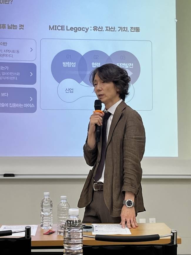 11일 열린 '2026년 경남마이스(MICE)·관광포럼 발전 세미나 및 임시총회'에서 김호곤 협회장이 발표에 나섰다. /권민주 기자