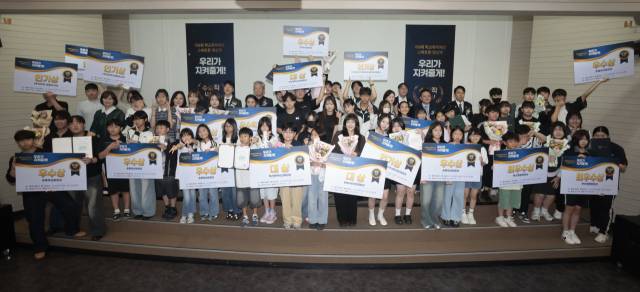 지난 11일 부산일보사 대강당에서 열린 제9회 학교폭력예방 숏폼 영상제 ‘우리가 널 지킬게’ 시상식에서 수상자들과 내빈들이 기념촬영하고 있다. 정대현 기자 jhyun@