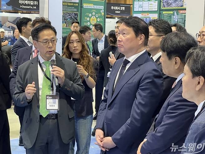 지난 11일 최태원 SK그룹 회장이 울산전시컨벤션센터(UECO)에서 열린 '2026 울산세계미래산업박람회(WAVE 2026)'를 둘러보고 있다. 사진=이건우 기자