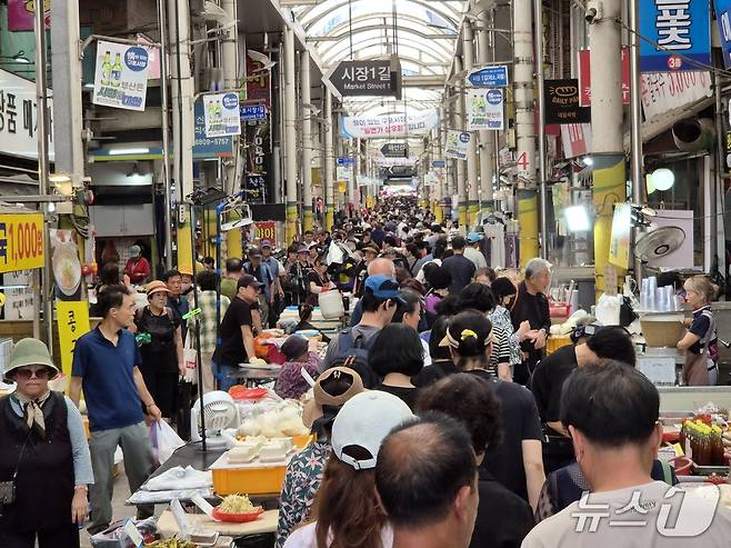 추석을 앞둔 13일 부산 북구 구포시장 일대가 제수용품 구매 등을 위해 나선 시민들로 북적이고 있다. 2026.9.13 ⓒ News1 임순택 기자