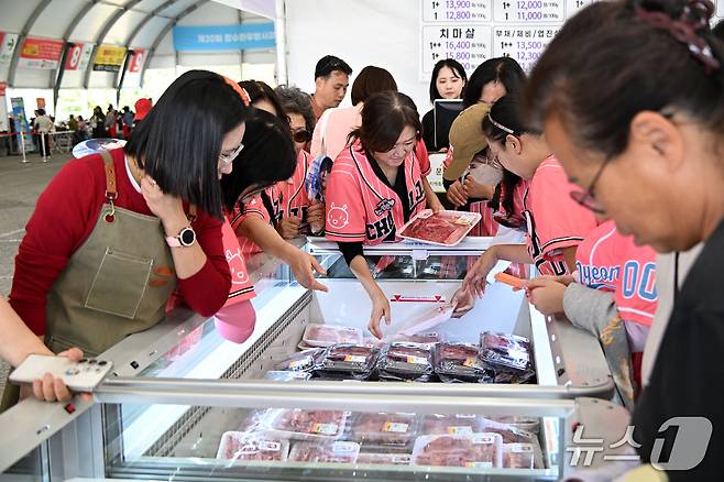 13일 전북 장수군 의암공원에서 열린 '한우랑 사과랑 축제'에서 관광객들이 한우를 구매하고 있다. (장수군제공. 재판매 및 DB 금지)2026.9.13
