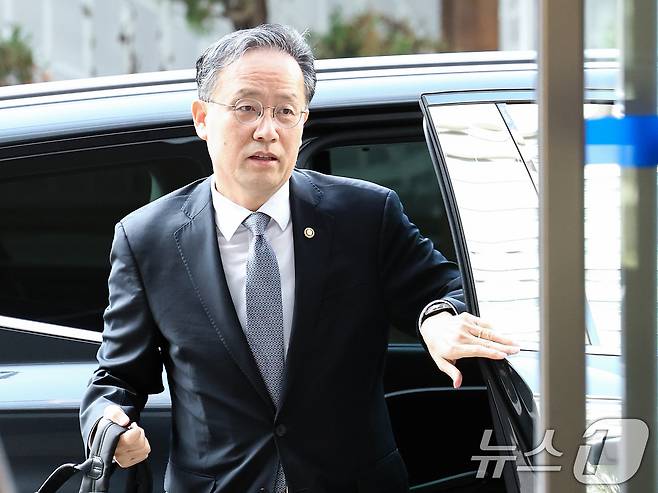 이형일 부총리 겸 재정경제부 장관 후보자가 지난 3일 오전 서울 중구 예금보험공사에 마련된 인사 청문회 준비 사무실로 출근하고 있다. 2026.9.3 ⓒ 뉴스1 최지환 기자