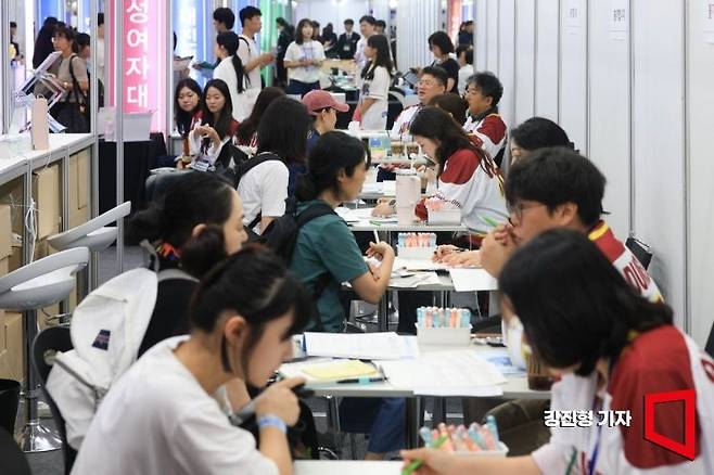 23일 서울 강남구 코엑스에서 열린 '2027학년도 수시대학입학정보박람회'에 참가한 수험생 및 학부모들이 입학상담을 받고 있다. 2026.7.23 강진형 기자