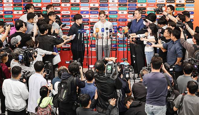 한국축구대표팀 임시 사령탑 로베르트 모레노 감독이 13일 인천공항을 통해 입국해 취재진 질문에 답하고 있다. 김경록 기자