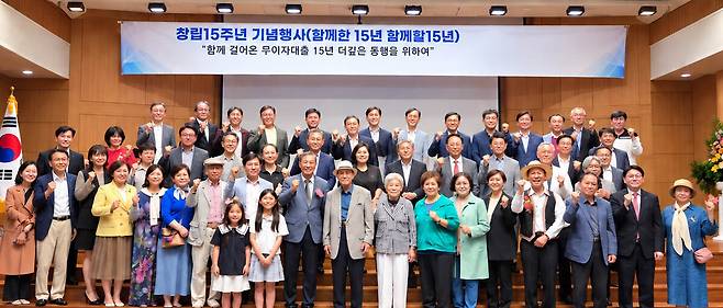 사단법인 더불어사는사람들이 창립 15주년을 맞아 지난 12일 서울 매헌윤봉길의사기념관에서 기념행사를 개최했다. 참석자들이 ‘함께 걸어온 15년, 더 깊은 동행을 위하여’를 주제로 열린 행사에서 기념촬영을 하고 있다. 사진= 사단법인 더불어사는사람들