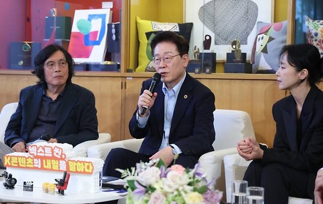 이창동 감독(맨 왼쪽)과 이재명 대통령(가운데). 사진ㅣ연합뉴스
