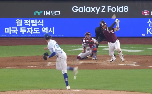 크리스 페덱이 9월 11일 대구 삼성 라이온즈파크에서 열린 키움 히어로즈전 김동헌의 타구에 발을 맞았다./티빙 캡처