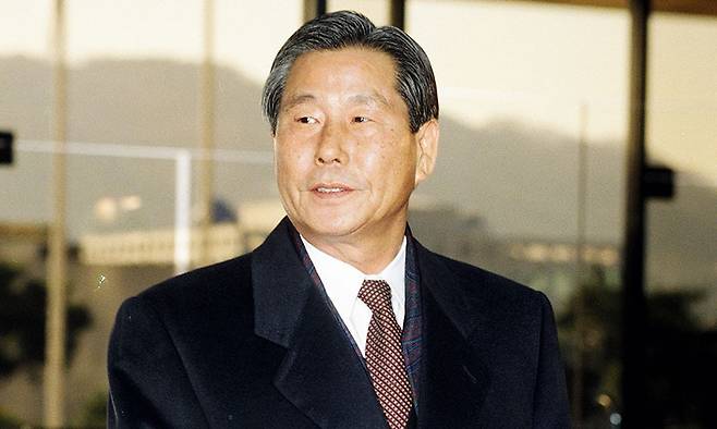 정호용 전 국방부장관이 2026년 9월13일 오전 사망한 것으로 확인됐다. 사진은 당시 국회의원이던 정 전 장관이 1996년 1월9일 5·18민주화운동 관련한 검찰 조사를 받기 위해 서울지검으로 출석하는 모습 ⓒ연합뉴스