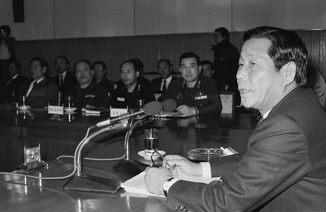 1988년 1월15일 정호용 당시 국방장관이 긴급 비상 군무회를 주재하고 특별 경계령을 하달하고 있다. ⓒ 연합뉴스