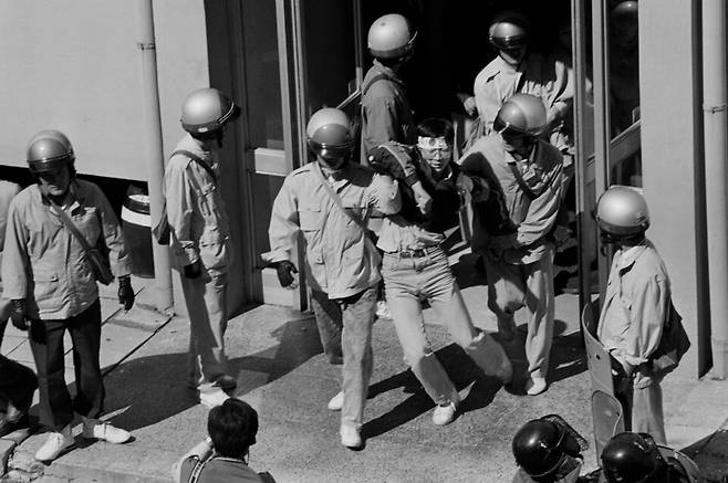 1988년 10월5일 정호용 당시 국회의원 사무실을 점거해 농성 중이던 학생들이 연행되고 있다. ⓒ 연합뉴스