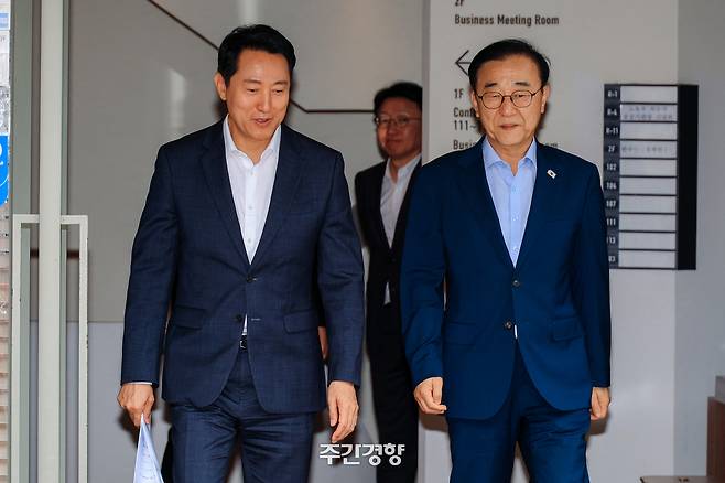 지난달 26일 서울 주택 공급 방안관련 2차 회동을 마친 오세훈 서울시장과 김윤덕 국토교통부 장관이 중구의 한 음식점을 나서며 대화하고 있다. 이준헌 기자