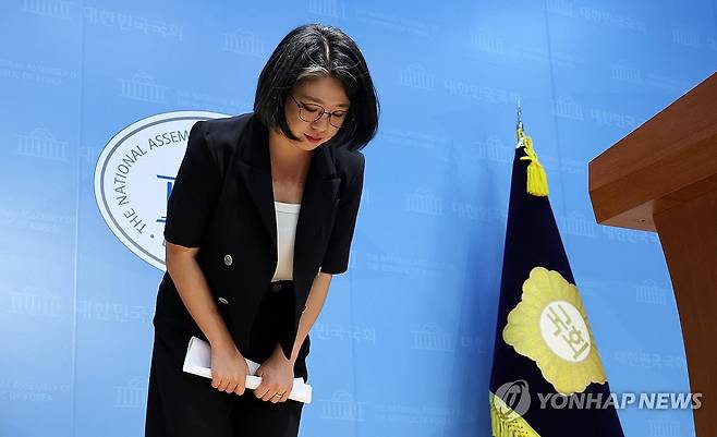용혜인, '성평등가족부 장관 후보직' 자진 사퇴 (서울=연합뉴스) 이동해 기자 = 용혜인 성평등가족부 장관 후보자가 13일 국회 소통관에서 후보직 자진 사퇴 기자회견을 마친 뒤 고개 숙여 인사하고 있다. 2026.9.13 eastsea@yna.co.kr