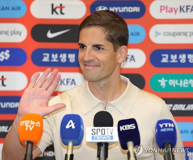 미소 보이는 모레노 감독 (영종도=연합뉴스) 류영석 기자 = 축구 국가대표팀 '임시 사령탑'으로 선임된 로베르트 모레노 감독이 13일 인천국제공항 제1여객터미널을 통해 입국해 미소를 짓고 있다. 2026.9.13 ondol@yna.co.kr