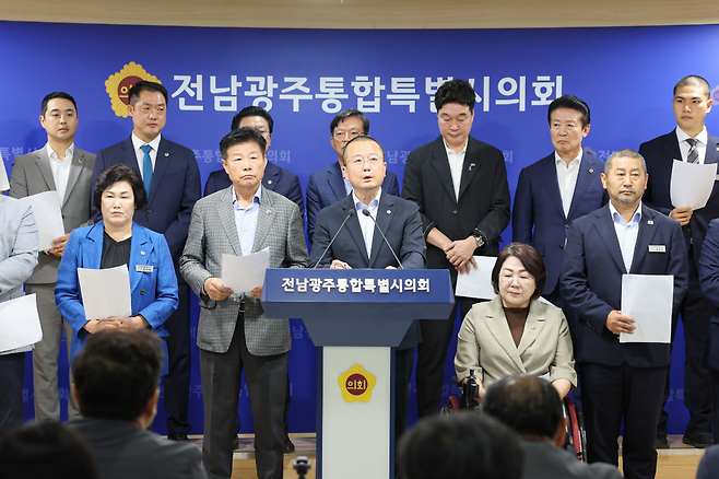 전남광주통합특별시의회 서남권 의원들이 14일 시의회 전남청사에서 기자회견을 열고 민형배 시장의 청사별 근무와 정무 인력 배치 등을 놓고 광주 중심 시정이라고 비판했다. 독자 제공