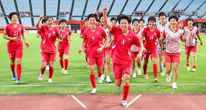 (오사카=뉴스1) 안은나 기자 = 14일 오후 일본 오사카 나가이스타디움에서 열린 2026 아이치·나고야 아시안게임 여자축구 예선 F조 1차전 북한과 방글라데시의 경기, 북한 선수들이 10-0으로 승리한 뒤 응원단을 향해 달려가고 있다. 2026.9.14/뉴스1