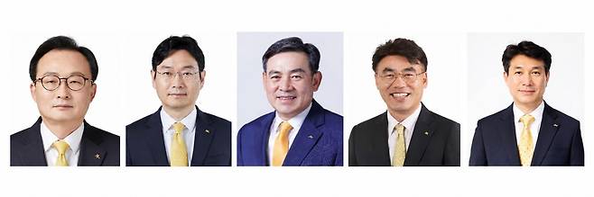 (왼쪽부터) 이환주 KB국민은행장, 이창권 KB금융지주 미래전략부문장, 김성현 KB금융 기업금융(CIB) 마켓부문장, 이홍구 KB증권 자산관리(WM)부문 대표, 성채현 KB부동산신탁 대표. /KB금융 제공