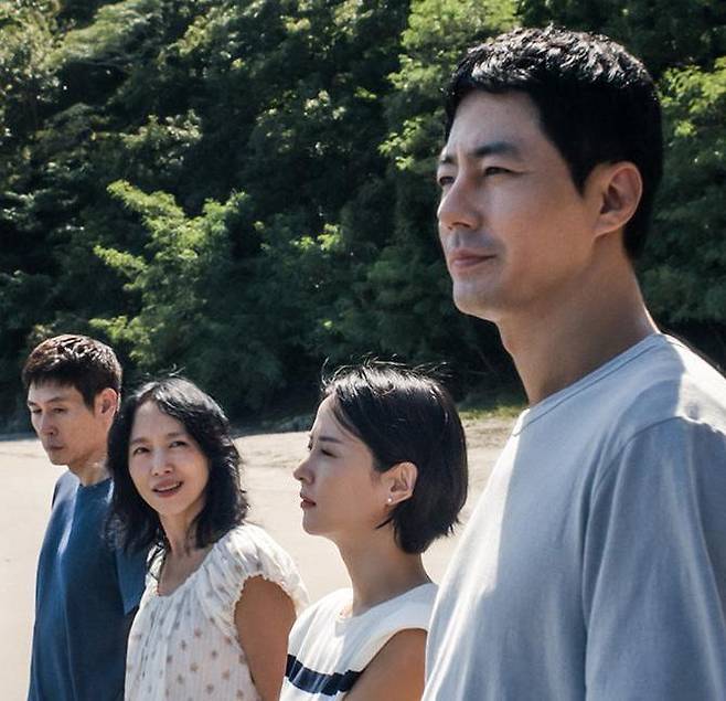 영화 ‘가능한 사랑’은 해고 노동자 호석(설경구)과 그의 아내 미옥(전도연), 다큐멘터리 감독 예지(조여정)와 그의 남편 상우(조인성·왼쪽부터) 등 두 부부가 다큐멘터리 영화 제작을 위해 만나면서 숨겨졌던 욕망을 알게 되는 이야기를 그린다. 넷플릭스 제공