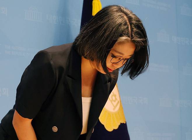 용혜인 성평등가족부 장관 후보자가 13일 서울 여의도 국회 소통관에서 사퇴 발표 기자회견을 마치고 고개숙여 인사를 하고 있다. 뉴스1