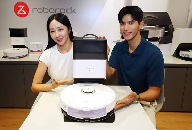 모델들이 로봇청소기 로보락을 보여주고 있다. 신세계백화점 제공