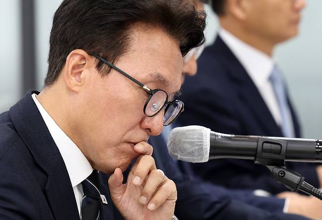 김민석 더불어민주당 대표가 14일 춘천 더불어민주당 강원도당에서 열린 최고위원회의에서 자료를 보고 있다. 연합뉴스