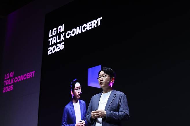 LG AI 토크 콘서트 2026에서 임우형 LG AI연구원 공동 연구원장이 기조연설을 하고 있다. LG AI연구원