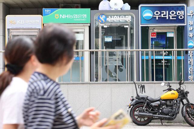 지난달 30일 서울의 한 거리에 주요 은행의 현금자동입출금기(ATM)가 설치돼 있다. 연합뉴스