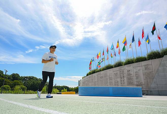 ‘국민 마라토너’ 이봉주가 지난 11일 서울 송파구 올림픽공원 트랙을 가볍게 달리는 모습. 이봉주는 매일 오전 5~6시에 기상해 한 시간을 꼭 달린다고 한다. 이한형 기자