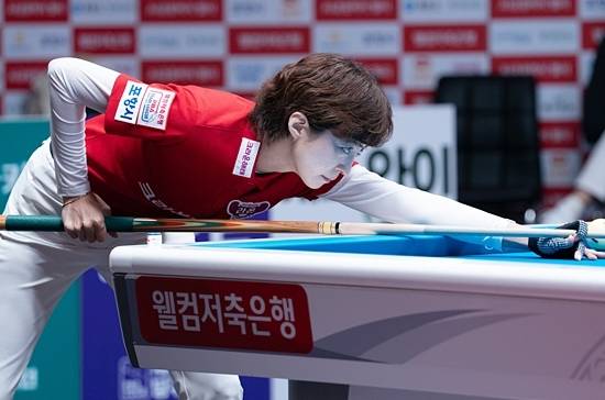 크라운해태는 12일 PBA팀리그 3라운드 3일차 경기에서 김임권과 임정숙의 막판 활약에 우리금융캐피탈을 4:2로 물리쳤다. 이로써 크라운해태는 최하위에서 단숨에 6위로 상승했다. (사진=PBA)