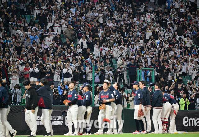 2026년 5월 1일 오후 인천 SSG랜더스필드에서 열린 '2026 신한 SOL KBO리그' 롯데 자이언츠와 SSG 랜더스의 경기. 롯데 팬들이 10-7로 승리한 뒤 기뻐하고 있다./유진형 기자