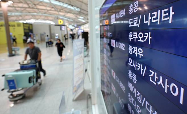 인천국제공항 1터미널 전광판에 표시된 일본행 항공편 안내문. 뉴스1