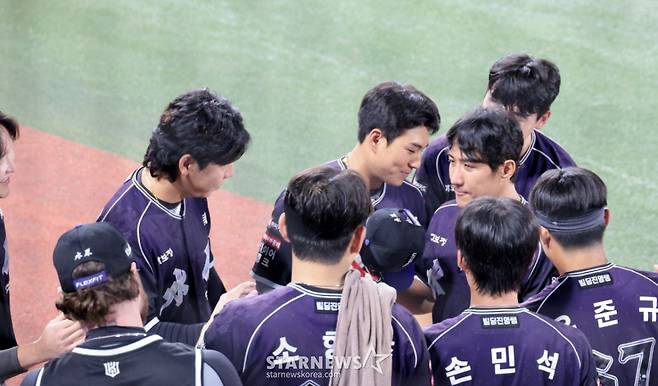 황재균이 은퇴경기에서 실제 타석에 섰다. 헛스윙 삼진을 당한 황재균이 타석이후 7회초 수비에도 참여하는 진풍경이 연출됐다. 13일 수원KT위즈파크에서 열리는 2026KBO리그 KT위즈와 롯데자이언츠 경기는 황재균의 은퇴식과 함께 했다. KT 주전3루수로 활약하다 지난해 은퇴를 선언한 황재균은 이날 은퇴 특별엔트리로 등록됐다. 2026.09.13. /사진=강영조 선임기자