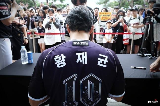 황재균이 13일 수원 롯데전을 앞두고 열린 자신의 은퇴식 기념행사에서 팬들을 만날 준비를 했다. /사진=KT 위즈 제공
