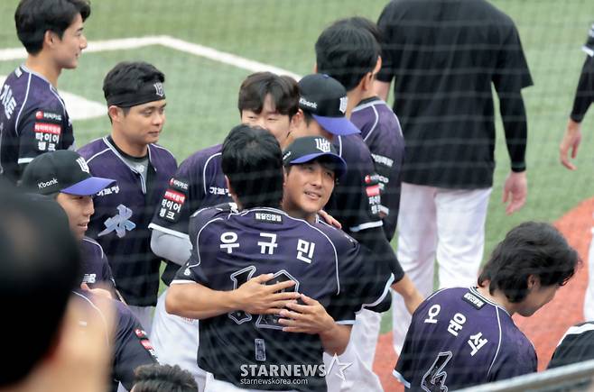 황재균의 은퇴식이 13일 수원KT위즈파크에서 열리는 2026KBO리그 KT위즈와 롯데자이언츠 경기를 앞두고 열렸다. KT 주전3루수로 활약하다 지난해 은퇴를 선언한 황재균은 이날 은퇴 특별엔트리로 등록됐다. 2026.09.13. /사진=강영조 선임기자