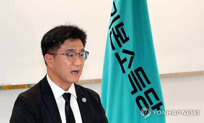 발언하는 기본소득당 오준호 대표 (서울=연합뉴스) 이동해 기자 = 기본소득당 오준호 대표가 7일 서울 여의도 중앙당사에서 열린 최고위원회의에서 발언하고 있다. 2026.9.7 eastsea@yna.co.kr