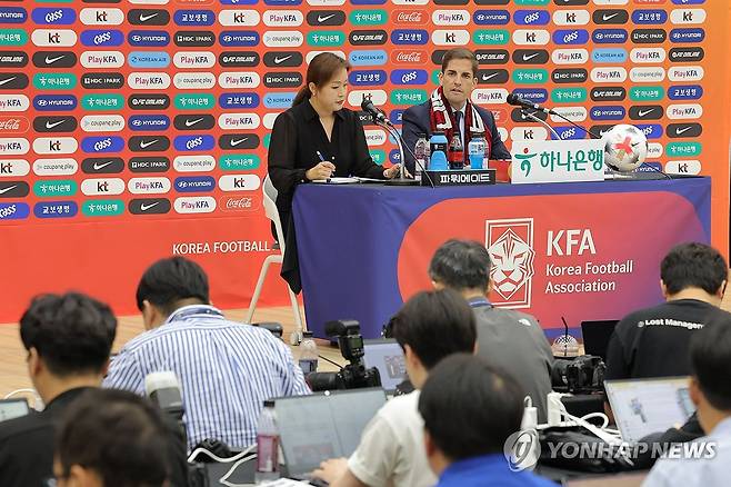 로베르트 모레노 감독 취임 기자회견 (천안=연합뉴스) 류영석 기자 = 한국 축구 국가대표팀 로베르트 모레노 임시 감독이 14일 충남 천안시 코리아풋볼파크에서 열린 취임 기자회견에서 취재진 질문에 답변하고 있다. 2026.9.14 ondol@yna.co.kr