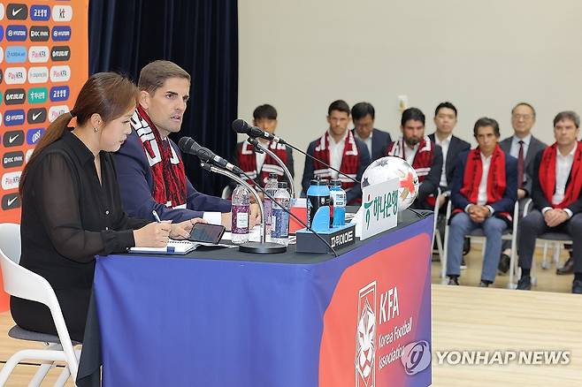 로베르트 모레노 감독 취임 기자회견 (천안=연합뉴스) 류영석 기자 = 한국 축구 국가대표팀 로베르트 모레노 임시 감독이 14일 충남 천안시 코리아풋볼파크에서 열린 취임 기자회견에서 취재진 질문에 답변하고 있다. 2026.9.14 ondol@yna.co.kr