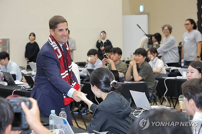 취재진과 악수 나누는 모레노 감독 (천안=연합뉴스) 류영석 기자 = 한국 축구 국가대표팀 로베르트 모레노 임시 감독이 14일 충남 천안시 코리아풋볼파크에서 열린 취임 기자회견을 마친 뒤 취재진과 악수를 나누고 있다. 2026.9.14 ondol@yna.co.kr